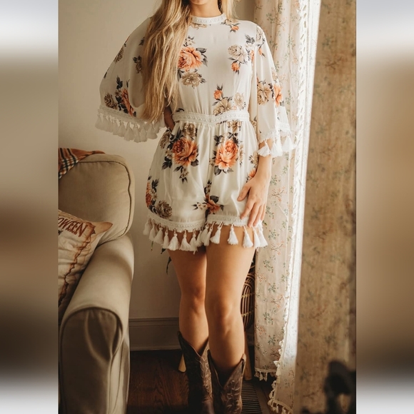 Rêveuse Boho Floral Shorts Romper Cream Tassel Trim  Bell Sleeve LargeNWT - Picture 3 of 7